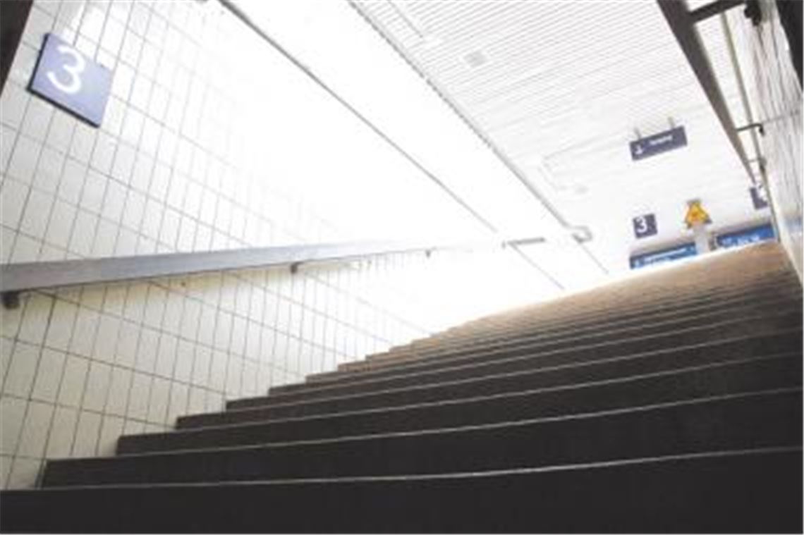 Für Familien mit Kinderwagen beschwerlich, für Rollstuhlfahrer praktisch unpassierbar: die steilen Treppen zu den Bahnsteigen im Mühlacker Bahnhof. Foto: Eigner