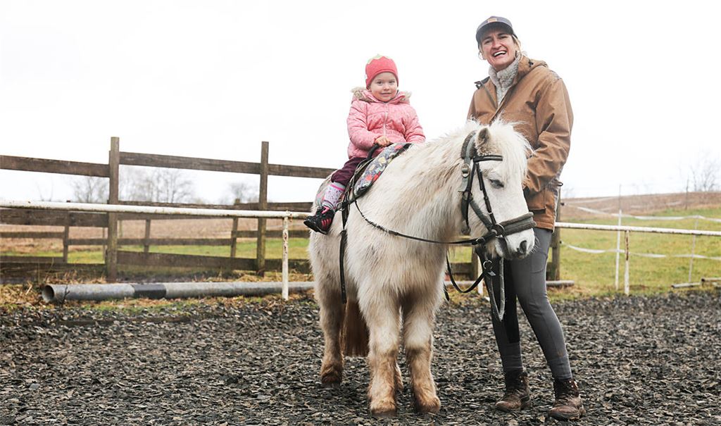 Für Filippa da Costa ist es einfach eine Reitstunde bei Shirley Funke auf dem Seidehof in Maulbronn, dabei fördert das Sitzen auf Speedys Rücken ihren Muskelaufbau. Fotos: Deeg