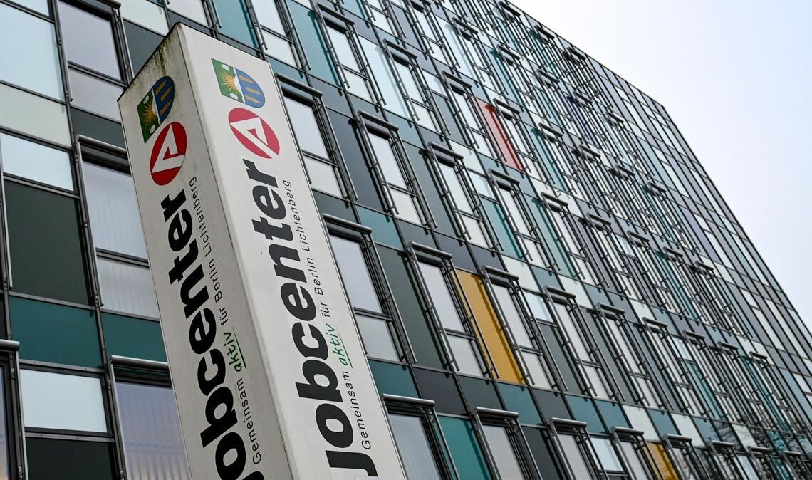 Für Geflüchtete aus der Ukraine, die nach dem 1. April 2025 eingereist sind, soll es künftig statt Grundsicherung zunächst die geringeren Leistungen geben, die auch Asylbewerber erhalten. (Symbolbild)