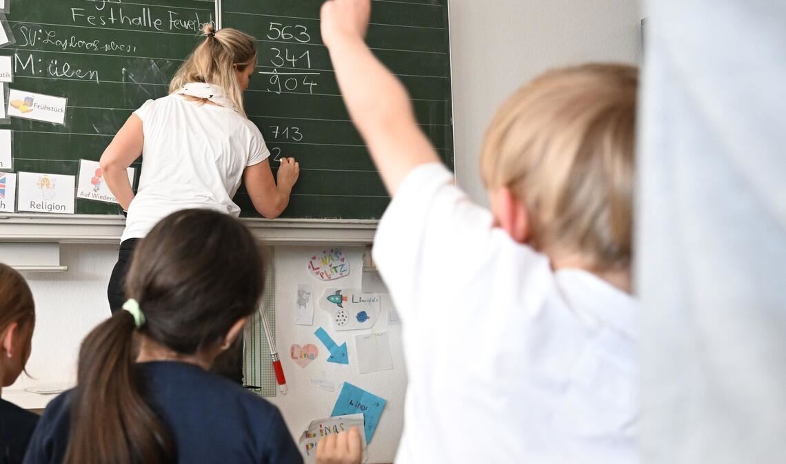 Für Grundschulkinder sehen Wissenschaftler erhebliche Risiken bei der Nutzung sozialer Medien. (Archivbild)
