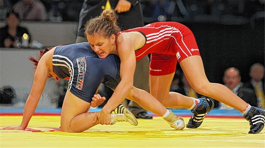 Für Jaqueline Schellin (rotes Trikot) dürfte es sehr schwer werden, bei der WM in Budapest eine Medaille zu holen. Im Vorjahr jubelte die Ringerin des TV Mühlacker über WM-Bronze. Archivfoto: biheind