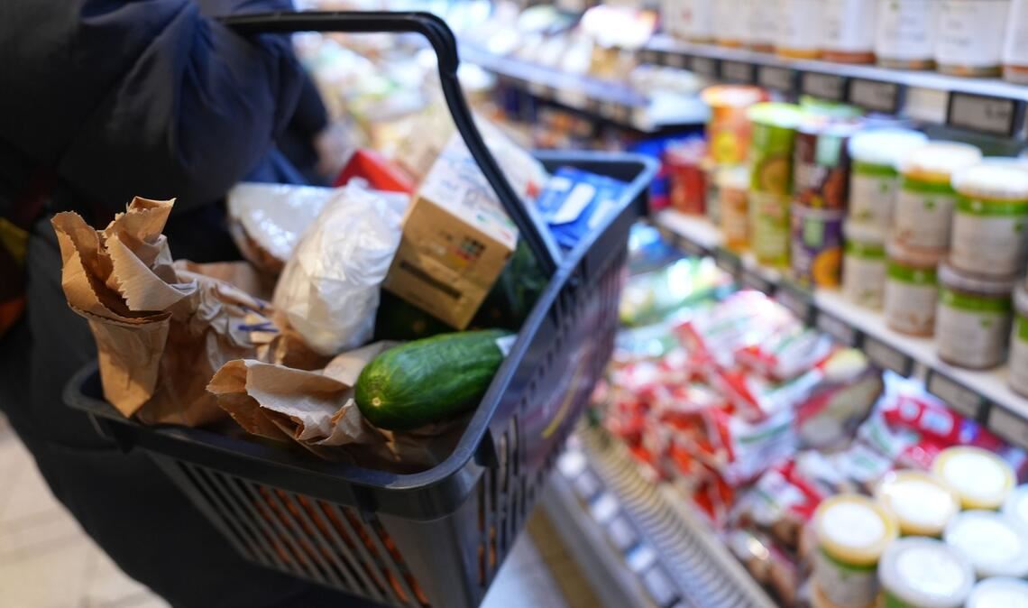 Für Lebensmittel müssen Verbraucher derzeit deutlich tiefer in die Tasche greifen als im Jahr 2020.