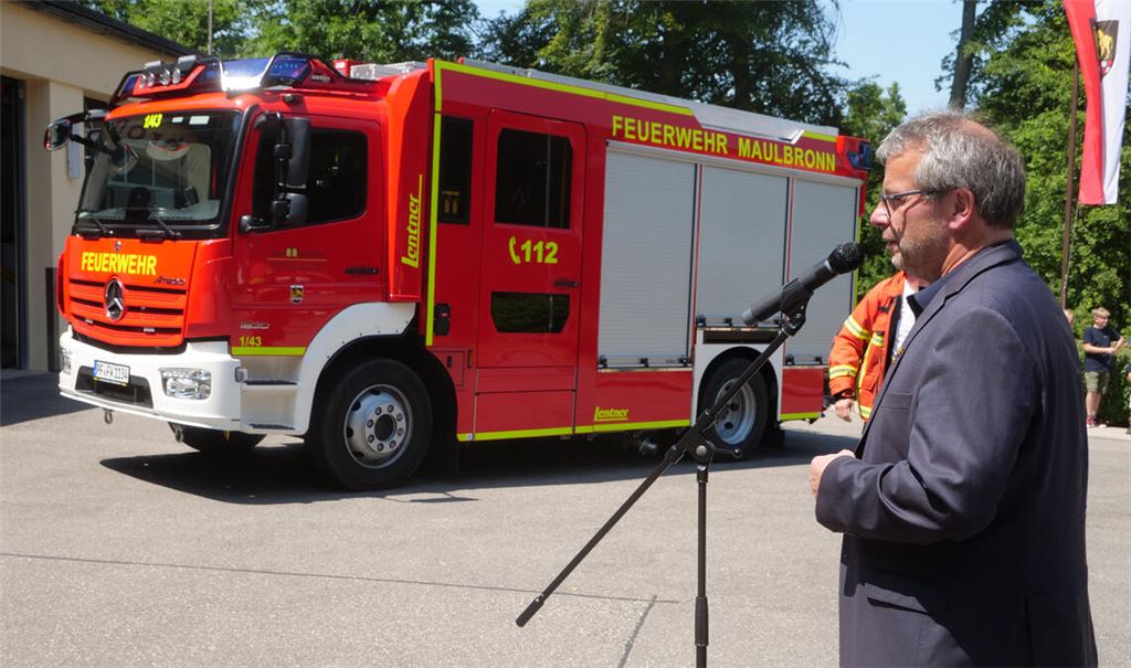 Für Maulbronns Bürgermeister Andreas Felchle ist die Übergabe des neuen HLF 10 ein geradezu symbolischer Akt: Vor rund drei Jahrzehnten hat er auch dessen Vorgänger, ein LF 16/12, an die Kameraden übergeben. Foto: Friedrich