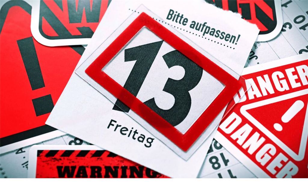 Für Menschen, die einen Hang zum Aberglauben haben, ist Freitag, der 13. der Unglückstag schlechthin –  ein Tag, an dem man das Bett am besten gar nicht erst verlässt.