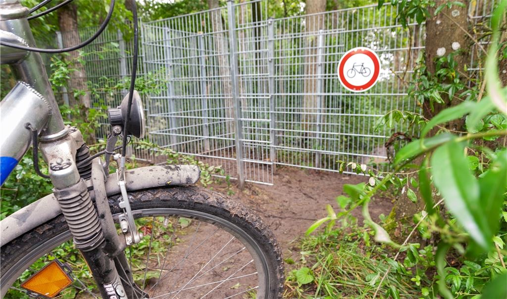Für Mountainbiker, die über Stock und Stein abwärts rauschen wollen, ein Ärgernis: Der wild entstandene Trail beim Chartaque-Turm ist aus Sicherheitsgründen blockiert worden. Foto: Fotomoment