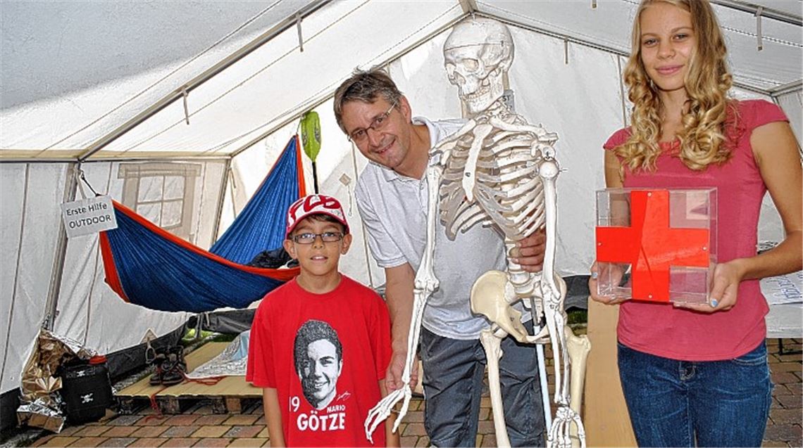 Für Nachwuchs ist gesorgt: DRK-Vorsitzender Professor Thomas Haalboom mit Noah Niemann und Svenja Haalboom. Foto: Stahlfeld