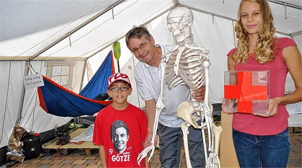 Für Nachwuchs ist gesorgt: DRK-Vorsitzender Professor Thomas Haalboom mit Noah Niemann und Svenja Haalboom. Foto: Stahlfeld