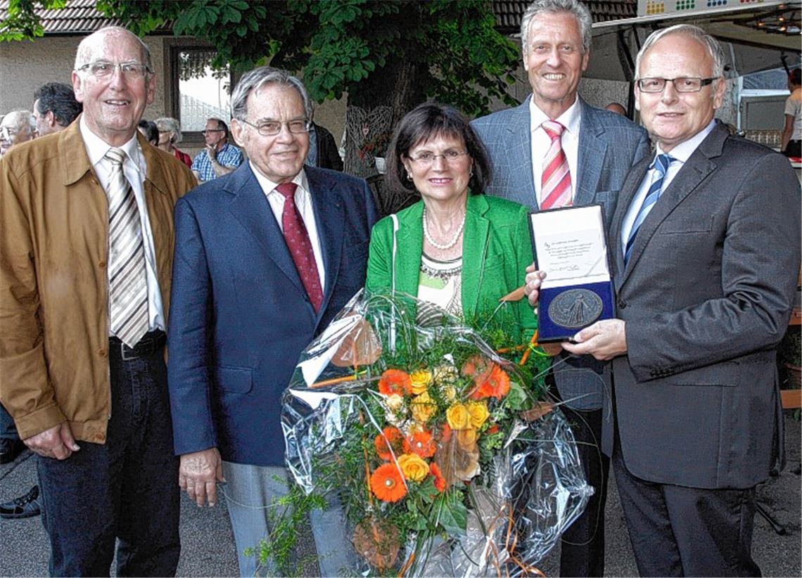 Für Niefern-Öschelbronns Bürgermeister Jürgen Kurz gibt es viele Glückwünsche zum 50-Jahr-Jubiläum im öffentlichen Dienst, zum 35. Amtsjubiläum als Bürgermeister und zum 65. Geburtstag (v.li.): Bürgermeisterstellvertreter Udo Hummel, Werner Burckhart (Landrat a.D.), Bürgermeister Jürgen Kurz und seine Frau Ursula sowie Landrat Karl Röckinger. Foto: Tilo Keller