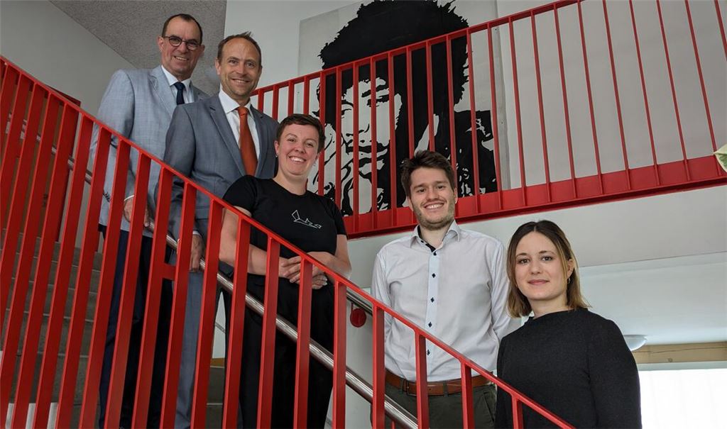 Für OB Frank Schneider (v.li.), Ulrich Arndt, Denise Abé von Squirrel&Nuts, Philipp Schad und Viviane Gerster birgt die Bürgerbeteiligung viel Potenzial. Foto: Steigleder