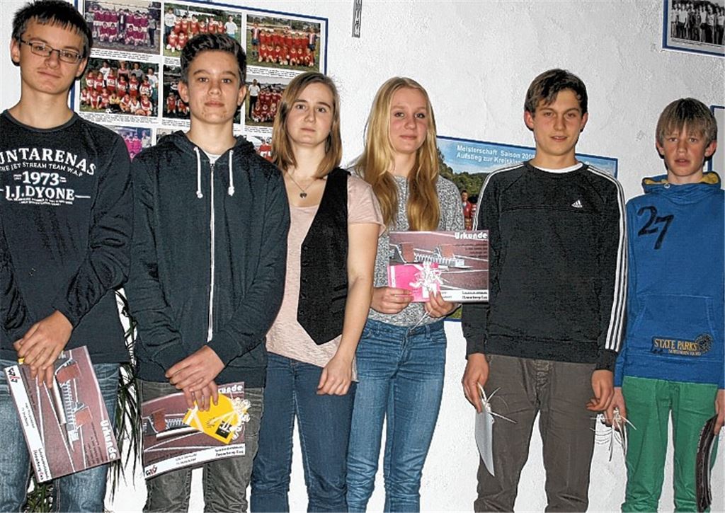 Für Platzierungen in den Top-Ten der württembergischen Bestenliste ausgezeichnet: Max Pfleiderer, Colin Schiller, Schüler- und Jugendwartin Jana Kallenbach, Rebecca Burkhardt, Matthias Schell und Manuel Hauck. Foto: Kallenbach