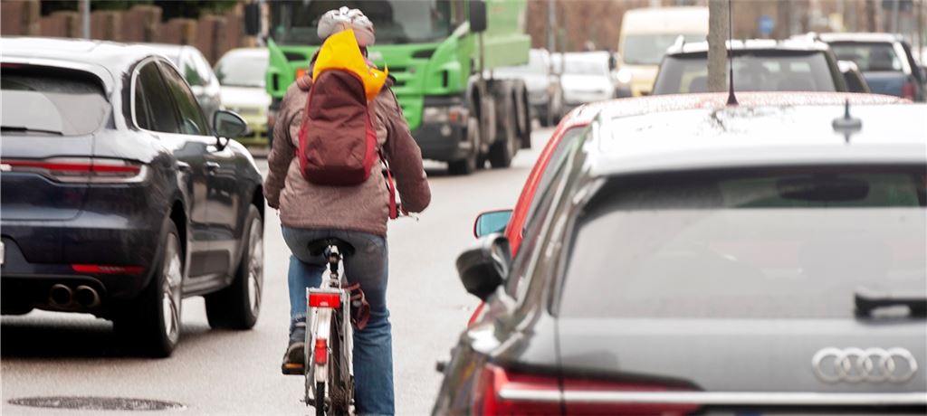 Für Radfahrer herrscht auf der Frankfurter Straße in Maulbronn ziemliche Enge. Das Radverkehrskonzept des Enzkreises klammert diesen Bereich allerdings aus. Foto: Fotomoment