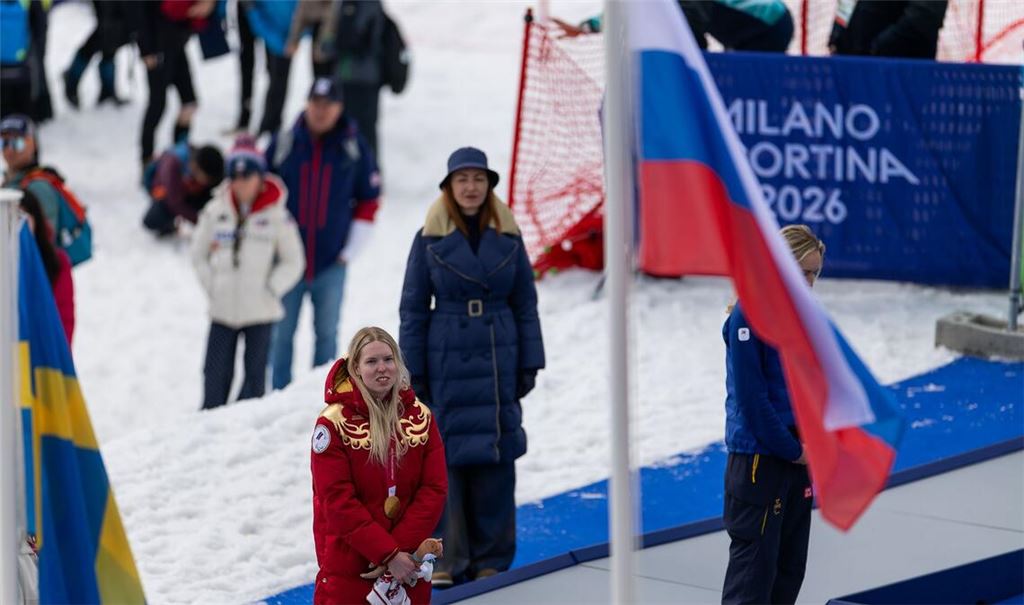Für Siegerin Warwara Worontschichina weht die russische Fahne bei den Paralympics.