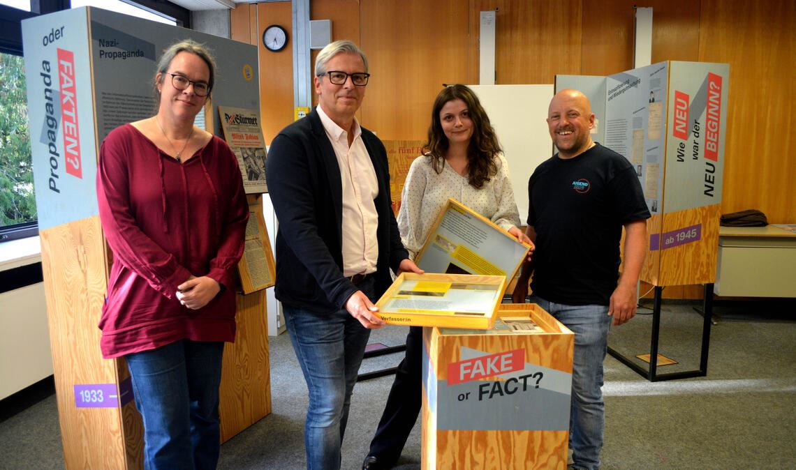Für Susanne Leitz (v.li.), Steffen Rupp, Jennifer Gnädinger und Stefan Schmidt ist Demokratiebildung wichtig, wie sie bei der Eröffnung am Donnerstag betonen. Foto: Stahlfeld