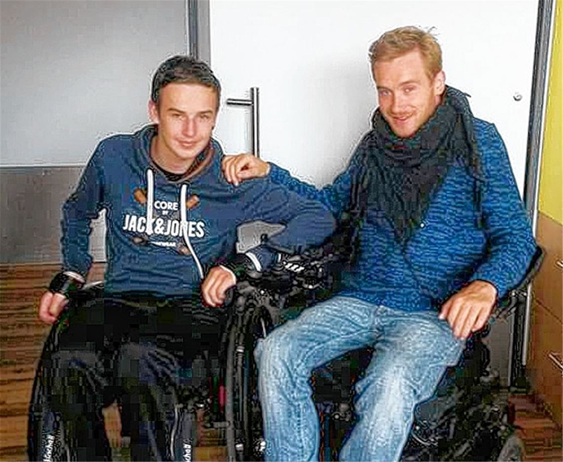 Für Valentin Siegerist (li.), der seit seinem schweren Motorradunfall im Rollstuhl sitzt, ist der Besuch von Samuel Koch eine „riesige Überraschung“. 