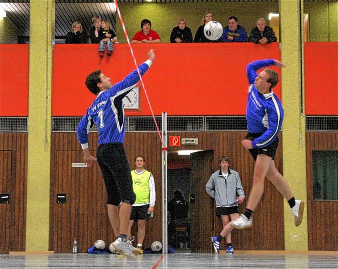Für Veranstaltungen wie Faustball-Verbandsspiele ist die Ötisheimer Sporthalle nur bedingt geeignet. Publikum findet nur an der Ballustrade im oberen Stockwerk Platz, eine Küche oder Theke zur Bewirtung gibt es nicht. Zudem wäre das Tragwerk bei einer Erweiterung der Halle im Weg. Archivfoto: Eigner