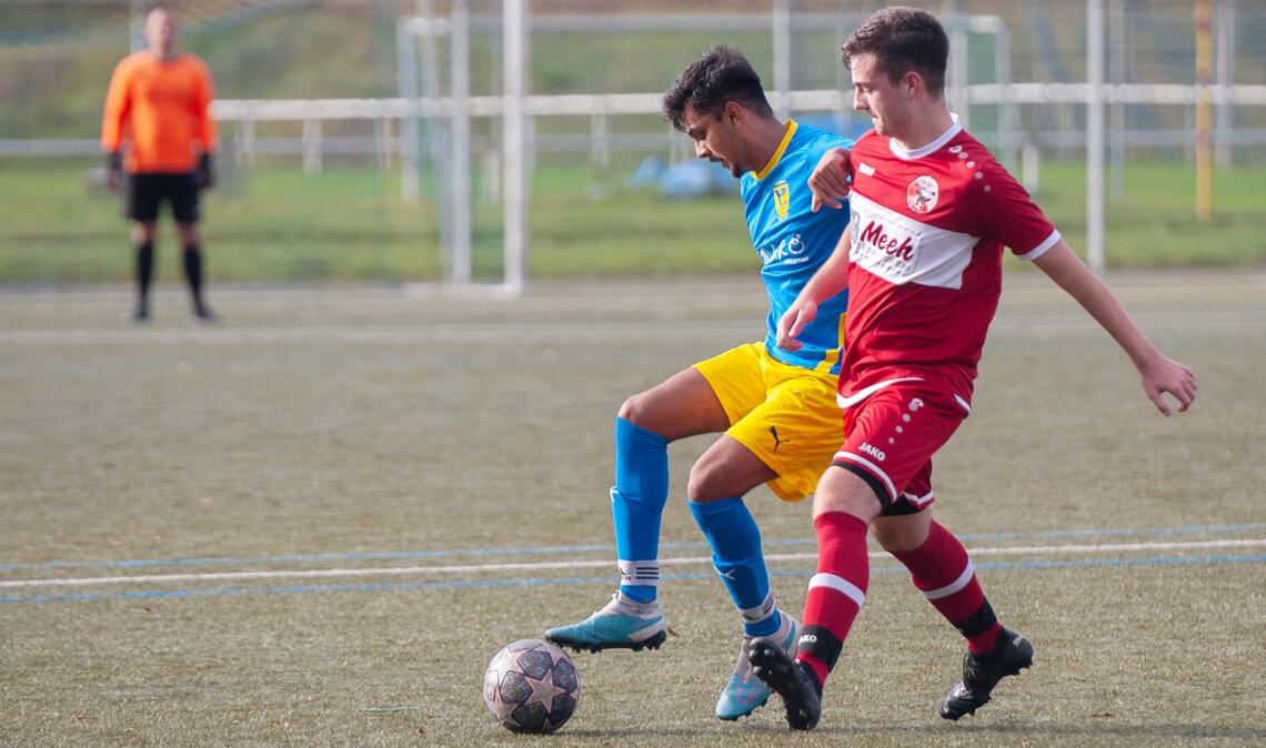 Für Wiernsheim (in Rot) endet die Partie in Lomersheim mit einer Niederlage. Foto: vh