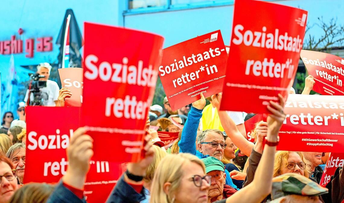 Für beide Seiten steht  viel auf dem Spiel: der Sozialstaat für die Gewerkschaften (wie hier am 1. Mai sichtbar gemacht) – und die Zukunft der Unternehmen für die Arbeitgeber.