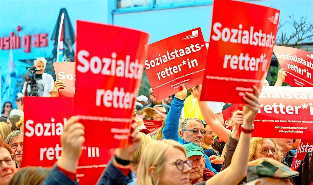 Für beide Seiten steht  viel auf dem Spiel: der Sozialstaat für die Gewerkschaften (wie hier am 1. Mai sichtbar gemacht) – und die Zukunft der Unternehmen für die Arbeitgeber.
