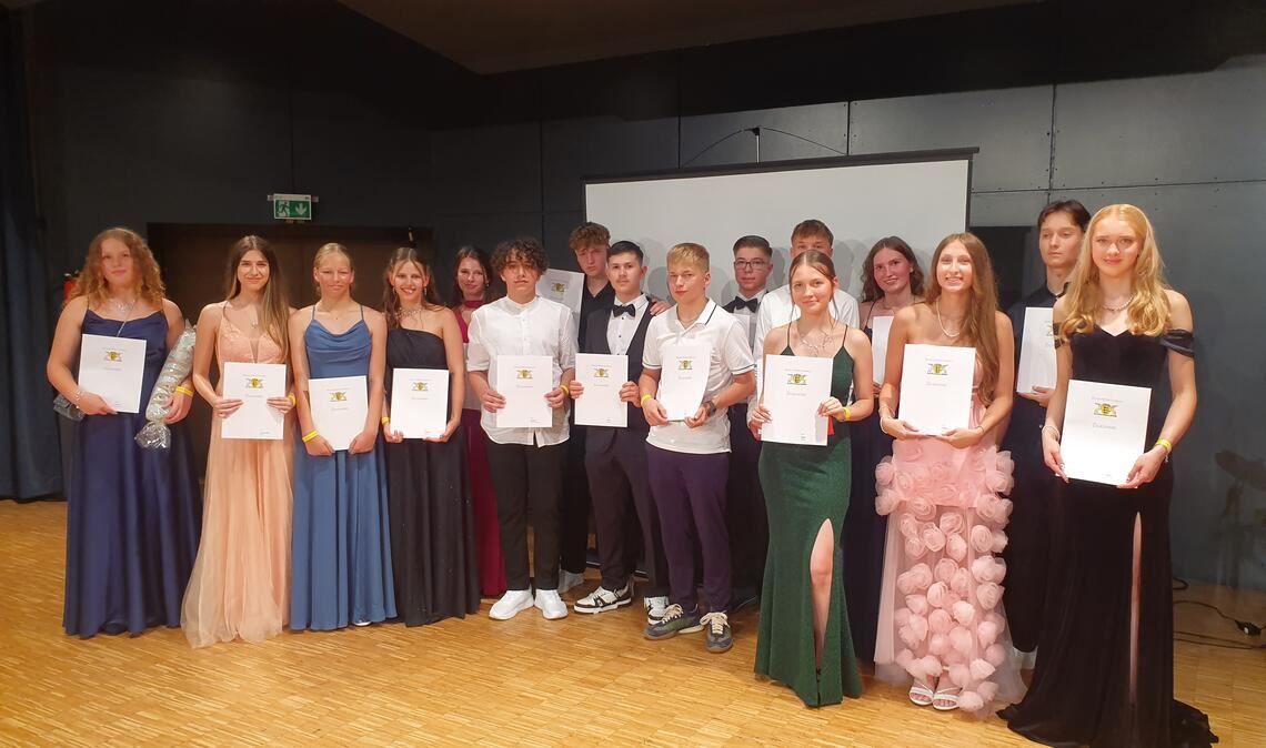 Für besonders herausragende Leistungen wurden mehrere Schüler mit Sonderpreisen ausgezeichnet. Schülersprecherin Lea Scheible (Vierte v. li.) erhielt gleich fünf davon, unter anderem für den besten Realschul-Durchschnitt von 1,1. Foto: Schröder