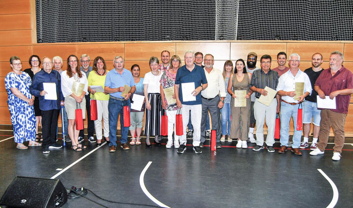 Für bis zu 60 Jahren aktive Zugehörigkeit zum Mundharmonika-Orchester werden diese Mitglieder durch den DHV-Bezirksvorsitzenden Ernst Fuchs und die beiden Orchester -Vorsitzenden Bettina Reneaux und Andrea Feind mit Ehrennadeln ausgezeichnet.