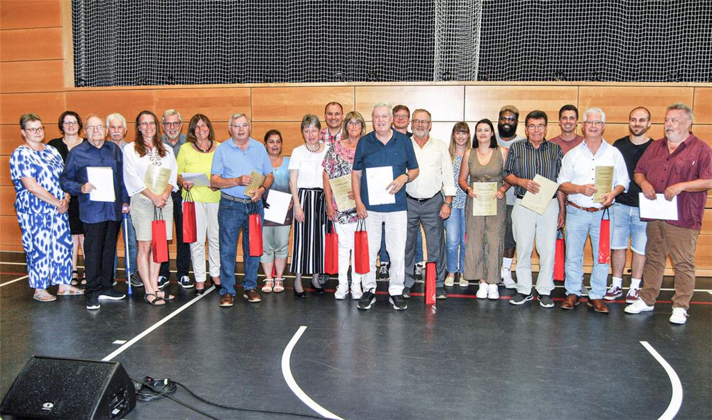 Für bis zu 60 Jahren aktive Zugehörigkeit zum Mundharmonika-Orchester werden diese Mitglieder durch den DHV-Bezirksvorsitzenden Ernst Fuchs und die beiden Orchester -Vorsitzenden Bettina Reneaux und Andrea Feind mit Ehrennadeln ausgezeichnet.