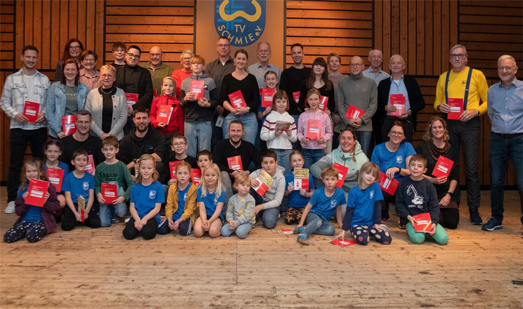 Für das Ablegen von Mehrkampfnadeln und Sportabzeichen zeichnen Jochen Vallon und Karl Velte (v.re.) 62 kleine und große Sportlerinnen und Sportler aus. 