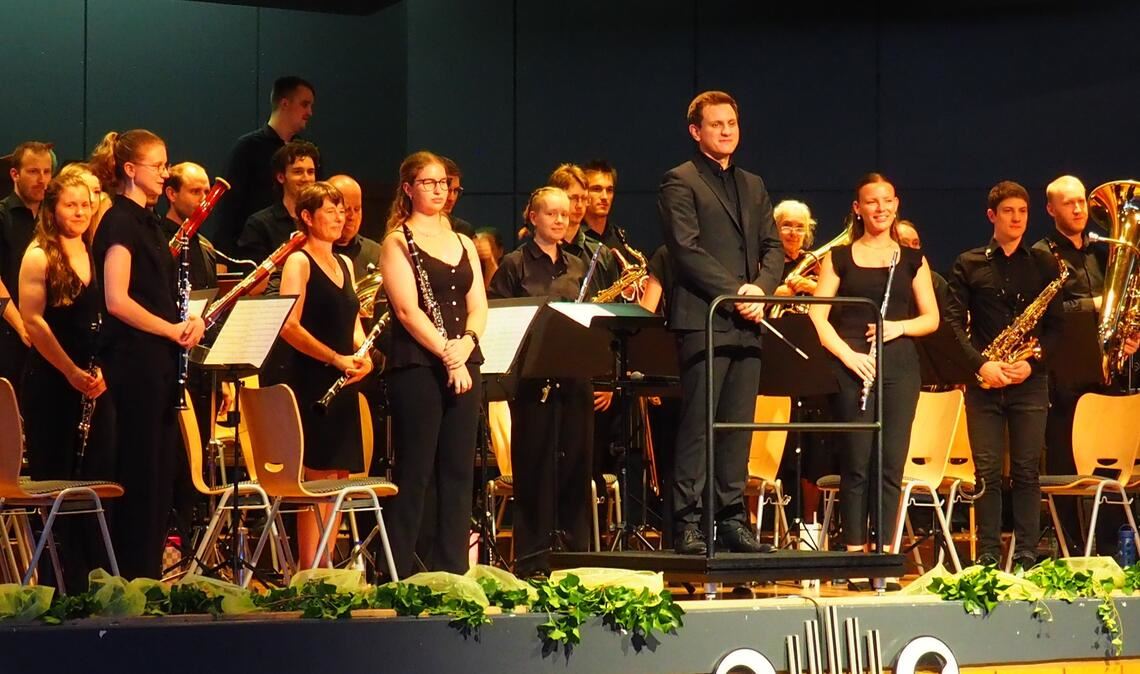 Für das Konzert haben sich etwa 40 Musikerinnen und Musiker aus Ötisheim und befreundeten Vereinen zusammengefunden. Foto: Müller