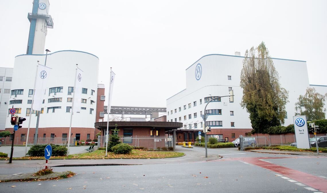 Für das VW-Werk in Osnabrück mit rund 2.300 Beschäftigten ist die Zukunft wegen auslaufender Produktionsaufträge ungewiss. (Archivbild)