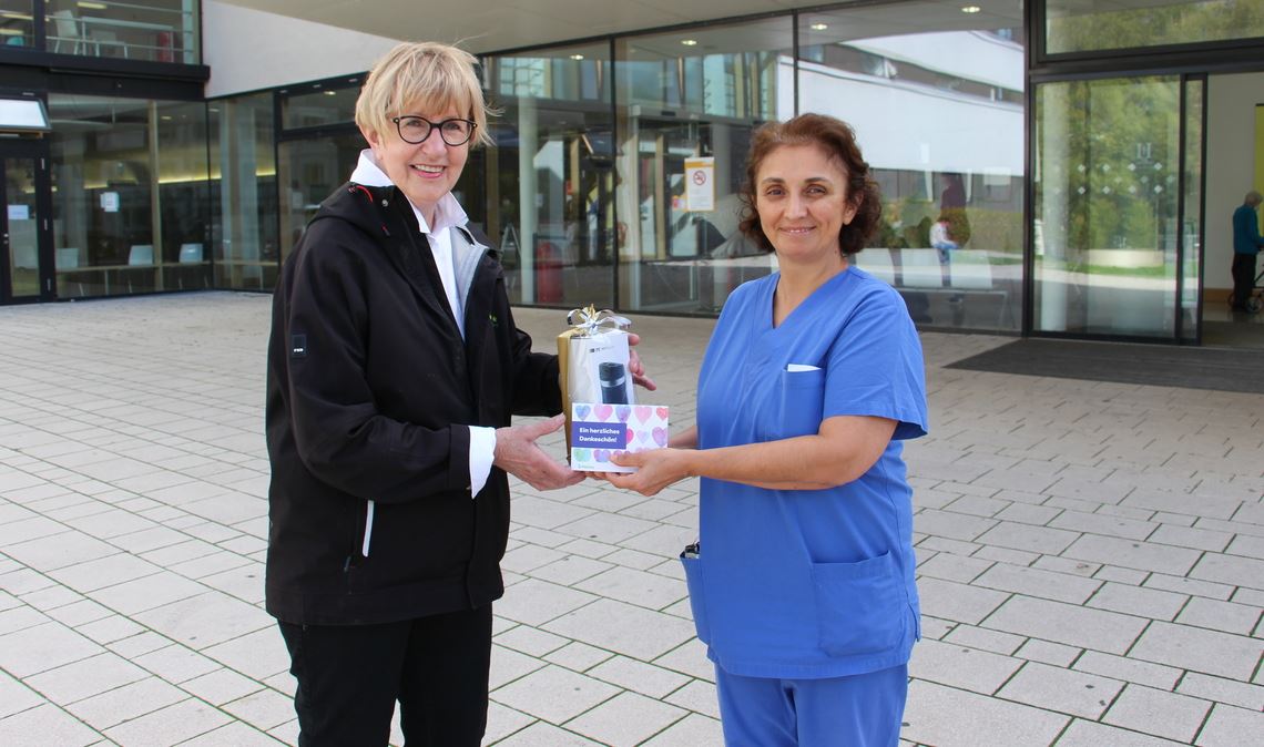 Für das ehrenamtliche Engagement der Pilzsachverständigen Ilse Schopper (li.), die nachts von Michelbach nach Pforzheim gefahren ist, bedankt sich Oberärztin Bergüzar Demirdelen im Namen des Teams der Kinder- und Jugendmedizin mit einem Tankgutschein und einem Thermobecher für weitere nächtliche Einsätze. Foto: Alexandra Jahnke