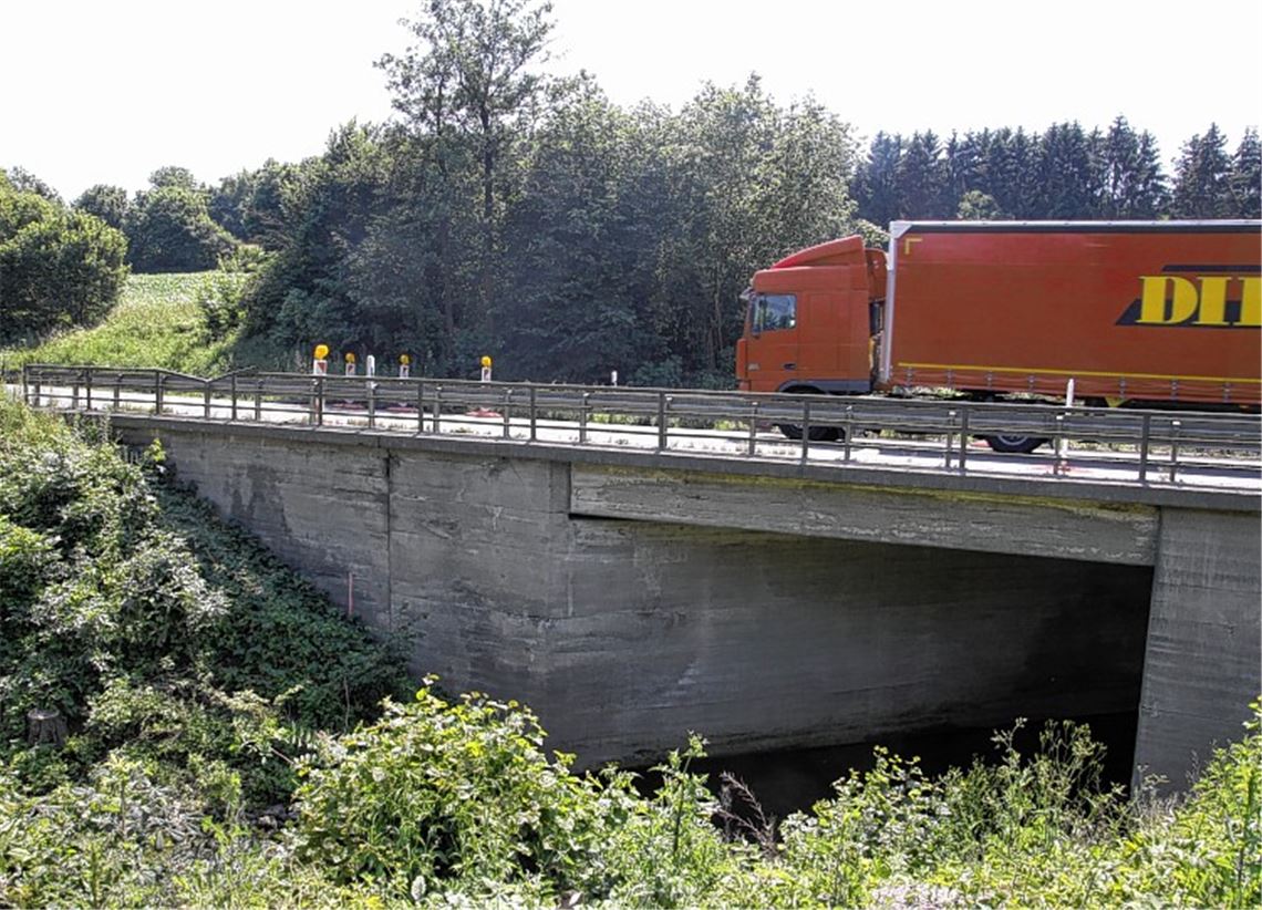 Für den Autofahrer spontan gar nicht als Brücke erkennbar: die B10-Überquerung des Schmiebachs bei der Illinger Kläranlage. 
