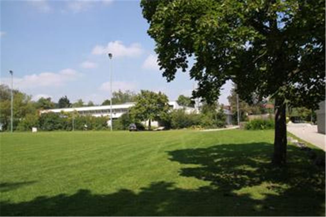 Für den Bau einer neuen Sporthalle in der Mühlacker Kernstadt sind verschiedene mögliche Standorte im Gespräch. Einer ist das Grundstück hinter dem Hallenbad. Foto: Sadler