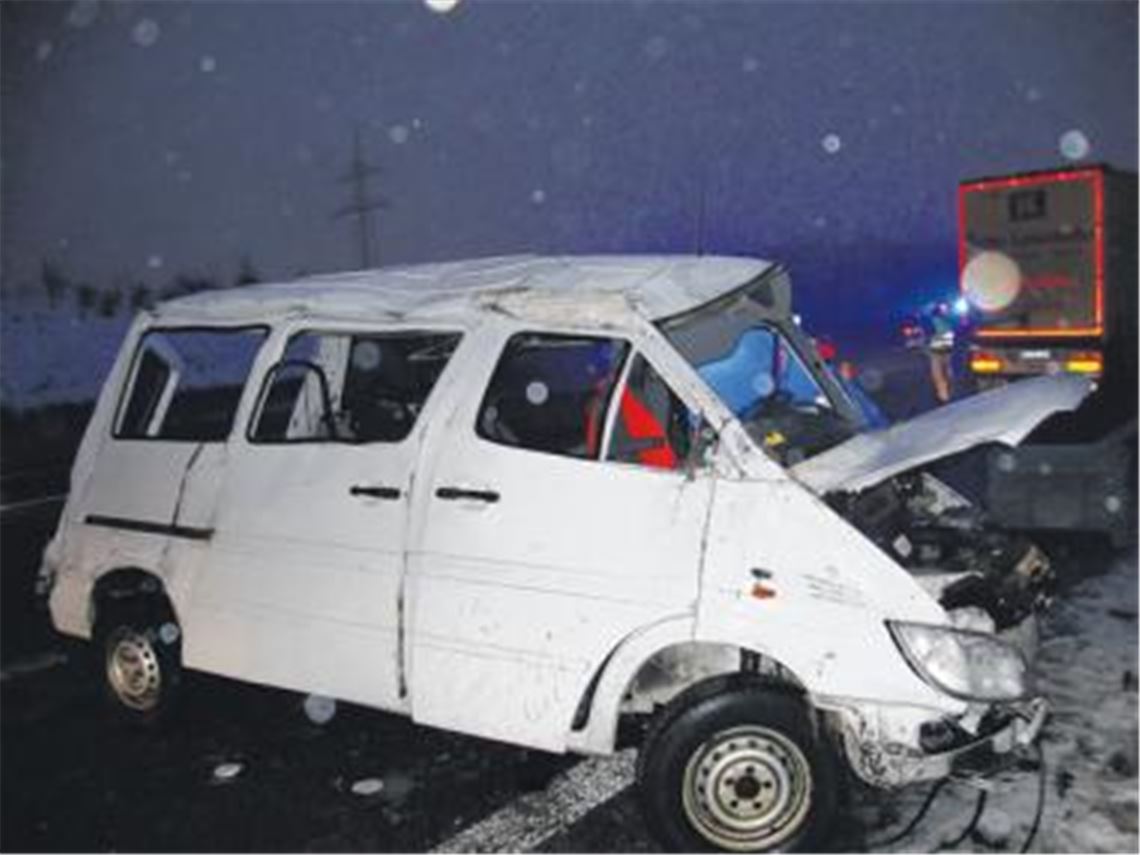 Für den Beifahrer eines Sprinters endet die Fahrt auf der Autobahn tödlich. Das Fahrzeug ist auf glattem Untergrund von der Fahrbahn abgekommen und hat sich überschlagen.Foto: Igor Myroshnichenko