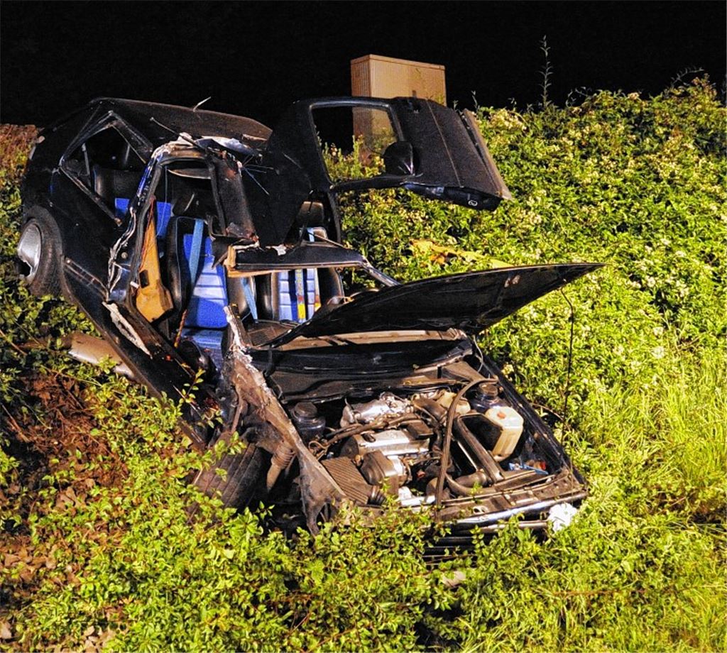 Für den Beifahrer im VW Golf kommt jede Hilfe zu spät. Der 22 Jahre alte Fahrer des Unfallwagens erleidet Kopfverletzungen und wird stationär im Krankenhaus aufgenommen. Foto: Fotomoment