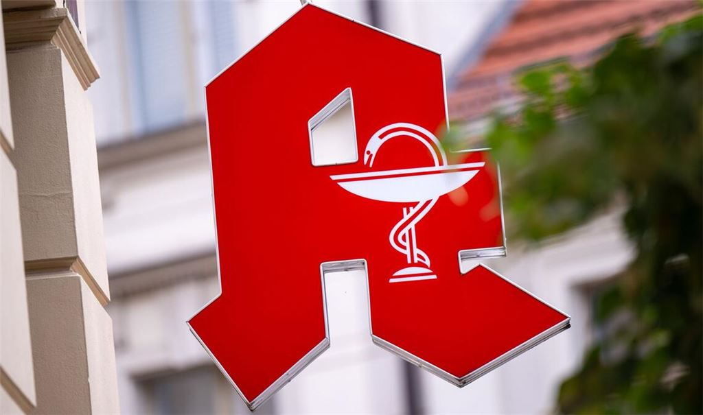 Für den Fall, dass jemand am Montag erkrankt und dringend Medikamente braucht, halten die Apotheker einen Notdienst vor.