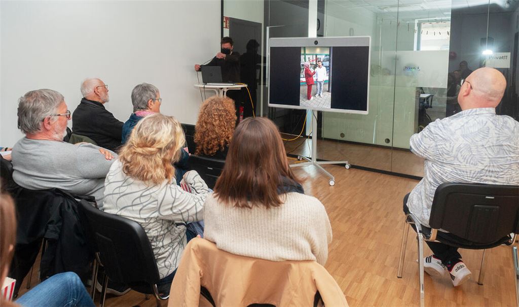 Für den Filmbeitrag des Vereins Miteinanderleben sind auf der Bahnhofstraße Stimmen zum Thema „Schutz der Menschenwürde“ gesammelt worden. Das authentische Meinungsbild wird vor vielen interessierten Gästen vorgestellt. Foto: Fotomoment