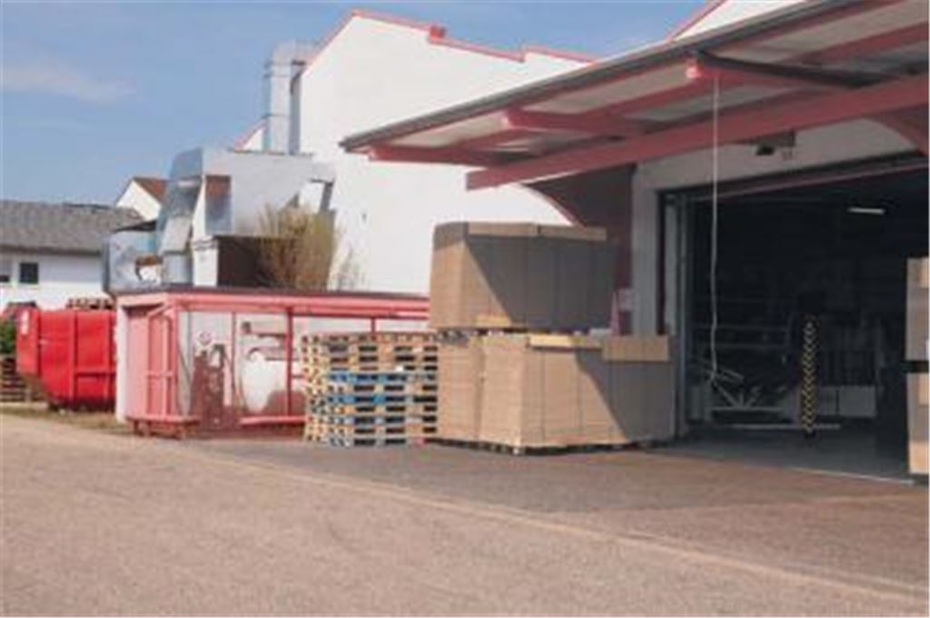 Für den Flüssiggastank und die Absauganlage zur Entsorgung von Pappen hat der Unternehmer Oskar Speidel keine Baugenehmigung. 
Foto: Goertz