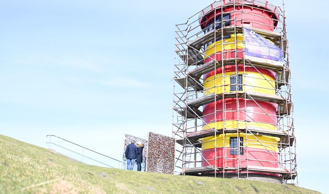 Für den Neuanstrich ist der Pilsumer Leuchtturm eingerüstet.