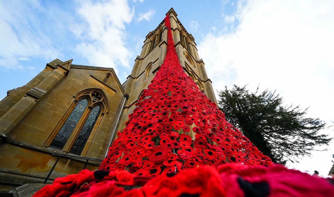 Für den Remembrance Day: Mohnblumeninstallation an der St. Michaels Kirche in Worcestershire.