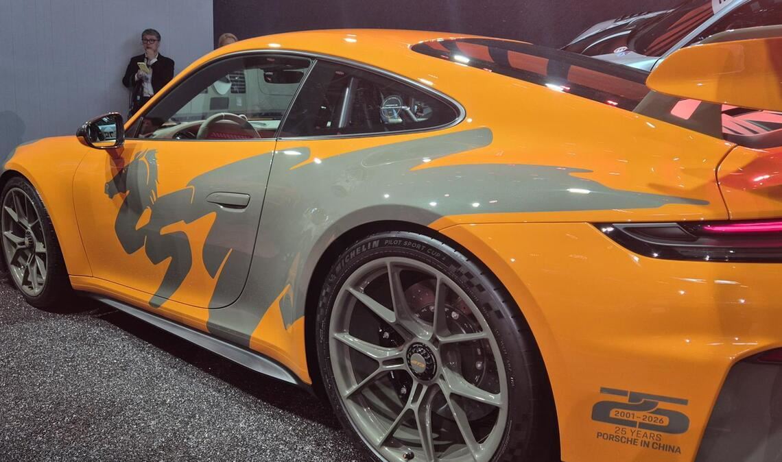 Für den Stuttgarter Sportwagenhersteller dürfte die Weltpremiere des vollelektrischen Cayenne Coupe von größter Bedeutung sein. Zudem enthüllt er aber anlässlich seines 25-Jahr-Jubiläums in China auch ein Sonderwunsch-Modell: den 911 GT3.