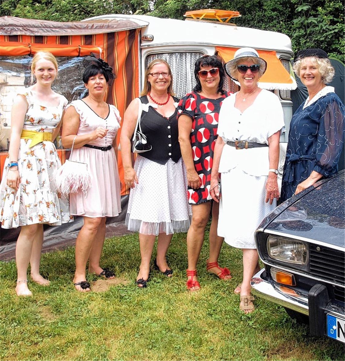 Für den Tag der offenen Wohnwagentür haben sich die Campingfrauen stilecht gekleidet.