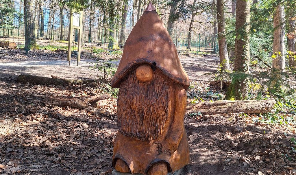 Für den neuen Holzzwerg am Eingang des Zauberwaldes wird noch ein Name gesucht. Foto: Stadt Pforzheim/Andreas Bürle