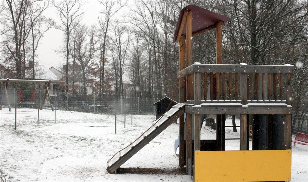 Für den neuen sechsgruppigen Kindergarten müssen die Bäume hinter der Kita Eichwald gerodet werden. Foto: Goertz