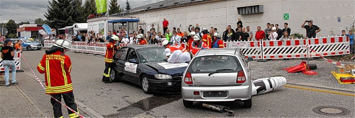 Mit 50 Sachen in parkendes Auto gecrasht