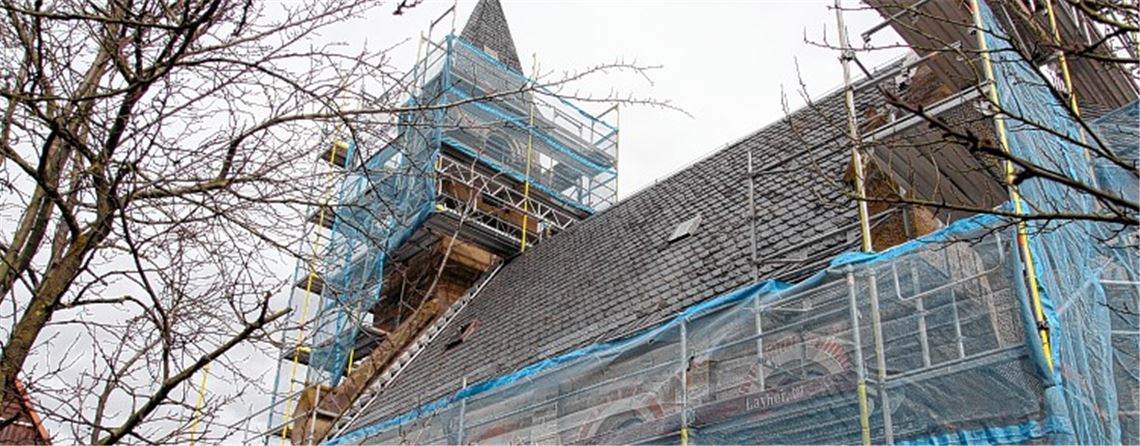 Für die Außenrenovierung komplett verhüllt: Die Sandsteinfassade der Waldenserkirche in Kleinvillars wird in den nächsten Wochen auf Vordermann gebracht.