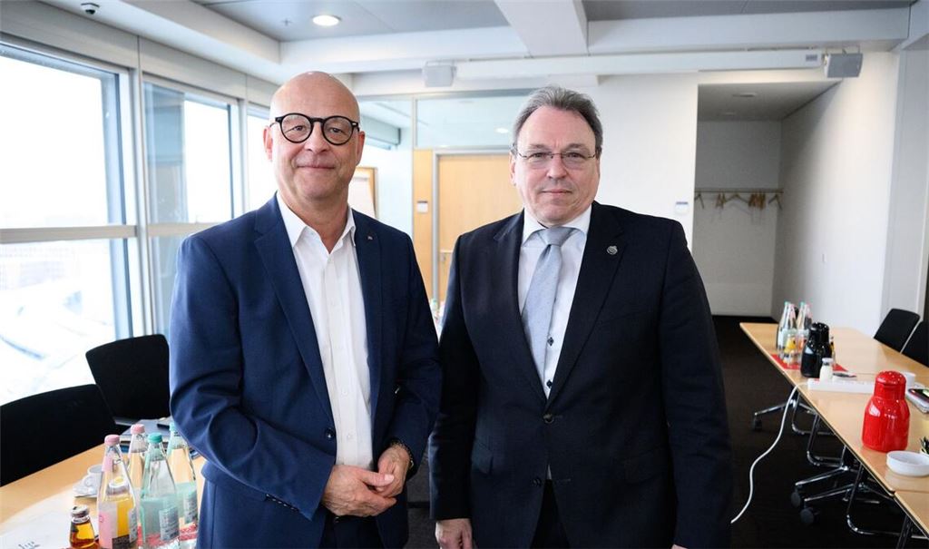 Für die Bahn verhandelt Konzernpersonalvorstand Martin Seiler (links), für die GDL der Gewerkschaftsvorsitzende Mario Reiß.