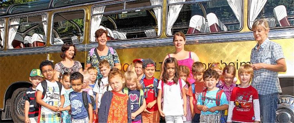 Für die Bastelarbeit belohnt: 20 Jungen und Mädchen des Kindergartens Senderhang und vier Erzieherinnen lösen ihren Sonderpreis ein.