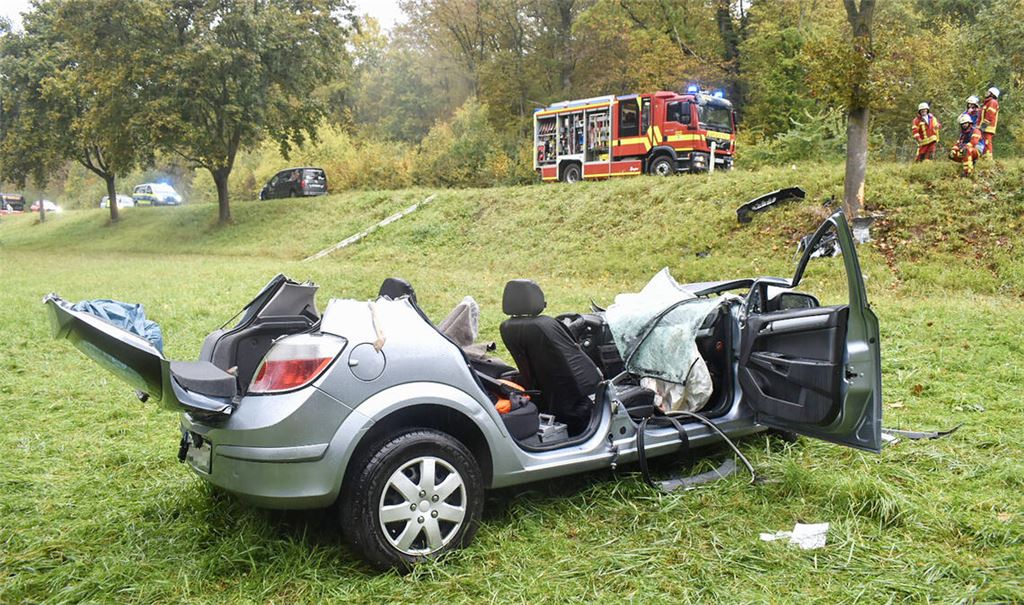 Für die Bergung der Insassen muss die Feuerwehr das Dach des Unfallwagens entfernen. Foto: Myroshnichenko