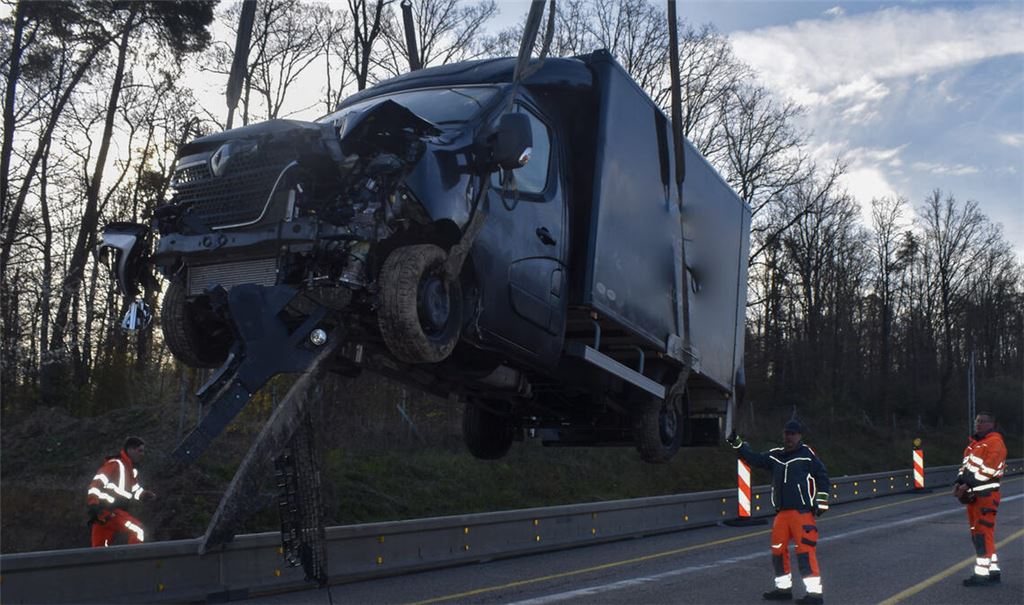 Für die Bergung dieses Kleinlastwagens ist ein Kran notwendig. Foto: Myroshnichenko