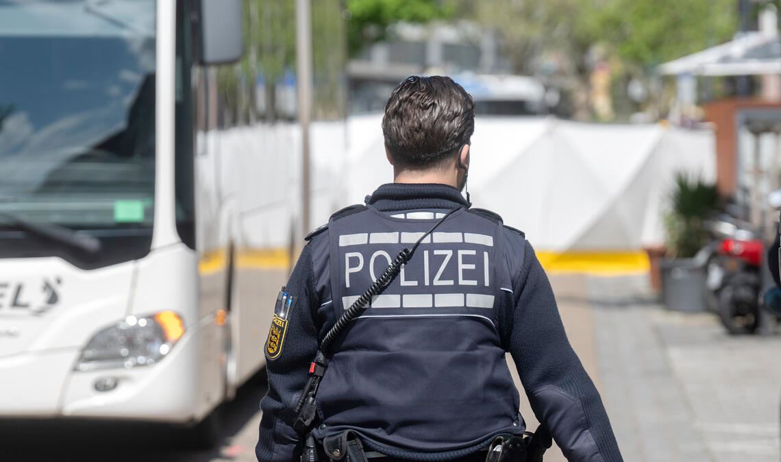 Für die Ermittlungen wird die Unfallstelle über Stunden hinweg abgesperrt. Fotos: Fotomoment