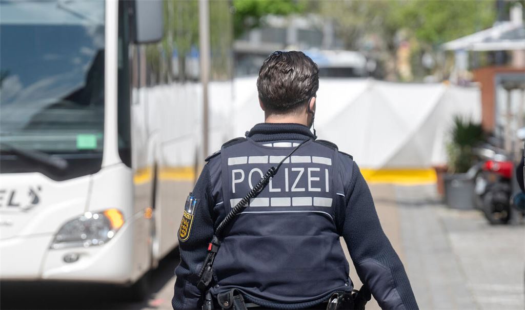 Für die Ermittlungen wird die Unfallstelle über Stunden hinweg abgesperrt. Fotos: Fotomoment